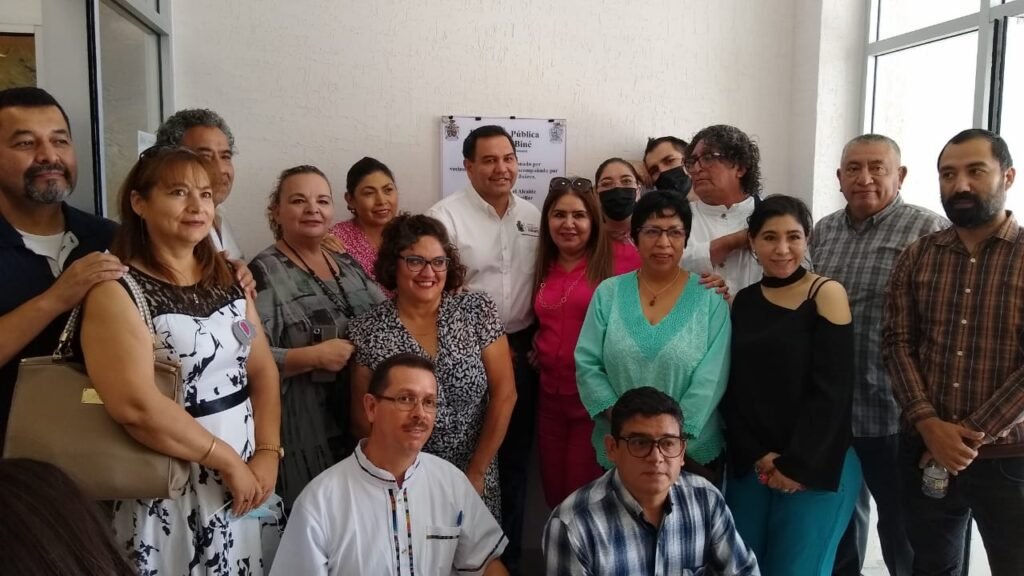 Vecinos de Valle del Sol durante la develación de la placa de la biblioteca Bonanza